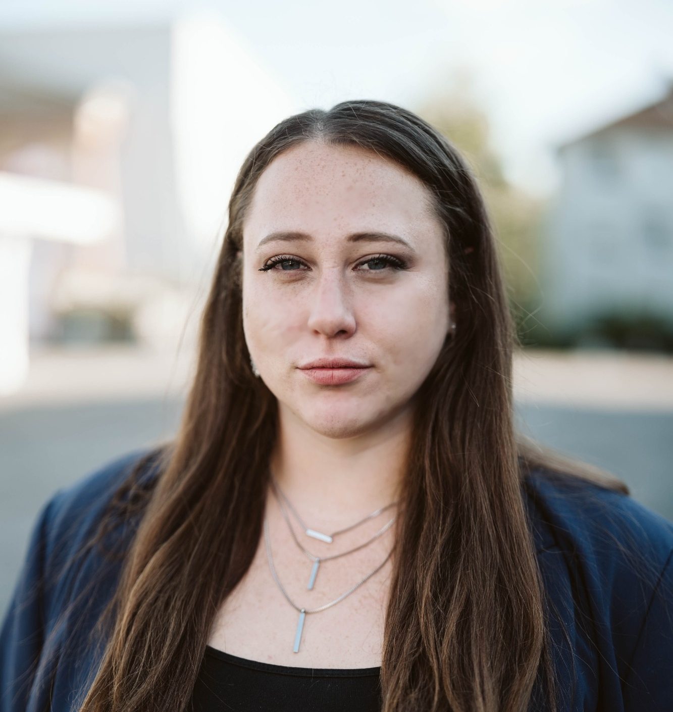 Michelle Bechstein-Ferenz - MBF-Marketing - Social-Media Managerin für KMU Porträt einer Frau mit langen Haaren, Blick in die Kamera, im Freien.